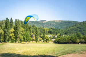 Parapente au dessus du Vallon d'Ispagnac / Quézac